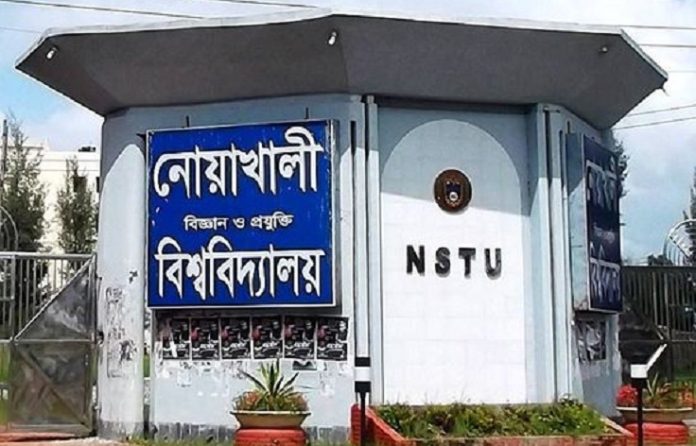 বৃহস্পতিবার বিকেলে বিশ্ববিদ্যালয়ের ভারপ্রাপ্ত রেজিস্ট্রার মোহাম্মদ তামজিদ হোছাইন চৌধুরী স্বাক্ষরিত পৃথক নোটিশে তাদের কারণ দর্শাতে বলা হয়। নোটিশে বলা হয়েছে, জাতীয় সংগীত পরিবেশনের সময় ‘ফ্যাসিবাদী সরকারের প্রধান ও ফাঁসির দণ্ডপ্রাপ্ত আসামি শেখ হাসিনার ছবি’ প্রদর্শন সুস্পষ্ট অসদাচরণ ও চাকরি শৃঙ্খলার পরিপন্থী।