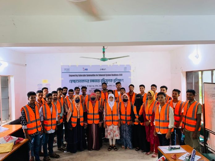 দুর্যোগের সময় দ্রুত সাড়া দেওয়া, আগাম সতর্কবার্তা পৌঁছে দেওয়া এবং ঝুঁকিতে থাকা মানুষকে নিরাপদ আশ্রয়ে সরিয়ে নিতে সহায়তার লক্ষ্যে নোয়াখালীর হাতিয়ায় ৩০ জন স্থানীয় স্বেচ্ছাসেবককে প্রশিক্ষণ দেওয়া হয়েছে।