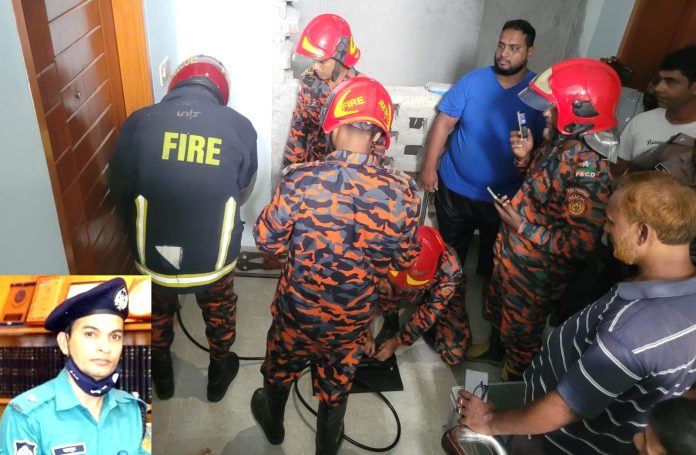 শুক্রবার সন্ধ্যায় পুলিশ ও স্থানীয়দের উপস্থিতিতে ফায়ার সার্ভিসের কর্মীরা ওই ফ্ল্যাটের দরজা ভেঙে তাকে উদ্ধার করেন। পরে জনরোষ থেকে বাঁচাতে আরএমপি চন্দ্রিমা থানা-পুলিশের কাছে তাঁকে সোপর্দ করা হয়।
