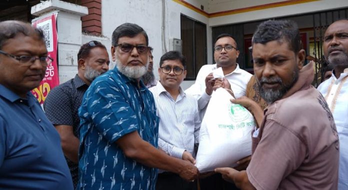 পদ্মার পানি বৃদ্ধি পাওয়ায় রাজশাহী নগরীর বন্যাদুর্গত এলাকায় ক্ষতিগ্রস্ত পরিবারের মধ্যে ত্রাণসামগ্রী ও জরুরি ওষুধ বিতরণ করেছে রাজশাহী সিটি করপোরেশন (রাসিক)। বৃহস্পতিবার বিকেলে নগরীর ৭ নম্বর ওয়ার্ডের শেখেরচক নগর স্বাস্থ্যকেন্দ্রে এসব ত্রাণসামগ্রী বিতরণ করা হয়।