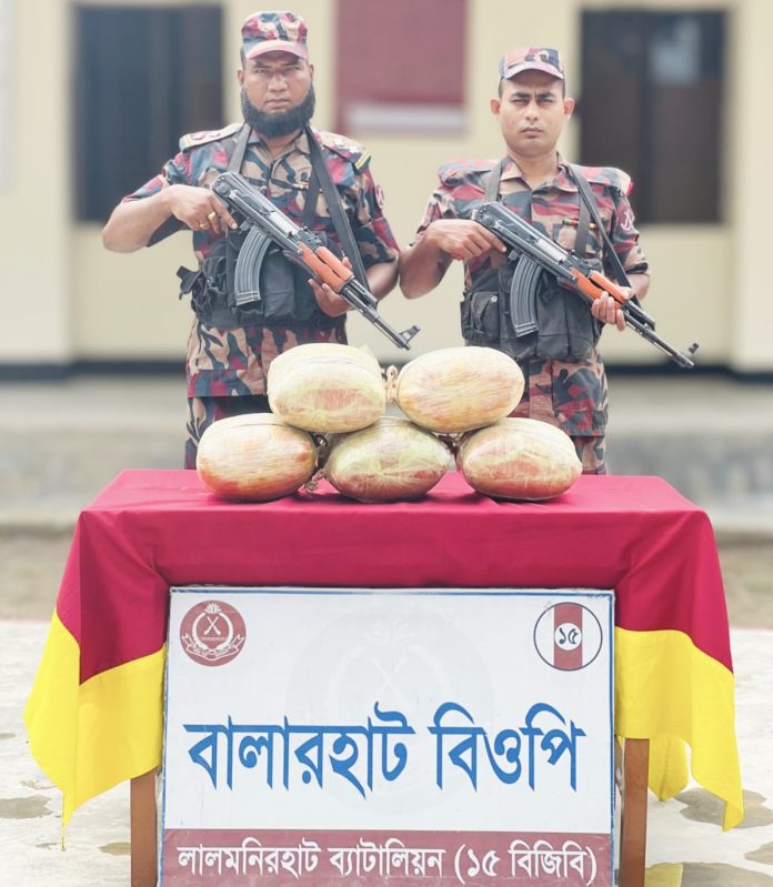 কুড়িগ্রামের ফুলবাড়ী সীমান্তে পৃথক অভিযান চালিয়ে ১৫ দশমিক ৫ কেজি ভারতীয় গাঁজা ও ৮১ বোতল ভারতীয় মাদকদ্রব্য জব্দ করেছে বর্ডার গার্ড বাংলাদেশ (বিজিবি)। এসব মাদকের মোট সিজার মূল্য ১ লাখ ২৬ হাজার ২৫০ টাকা।