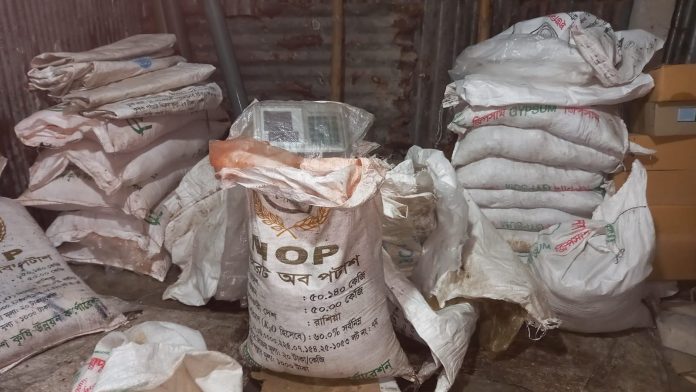 রাজশাহীতে নতুন নিয়োগ পাওয়া ৬৯ জন সার ডিলারের মধ্যে ৬৮ জনই বিএনপি ও এর অঙ্গসংগঠনের নেতাকর্মী কিংবা তাদের স্ত্রী-সন্তান ও পরিবারের সদস্য বলে অভিযোগ উঠেছে। বাকি একজন জামায়াতে ইসলামীর কর্মী। জেলা সার ও বীজ মনিটরিং কমিটির সুপারিশে ডিলার নিয়োগে আর্থিক লেনদেনের অভিযোগও উঠেছে। তবে সংশ্লিষ্ট ব্যক্তিরা এসব অভিযোগ অস্বীকার করেছেন।
