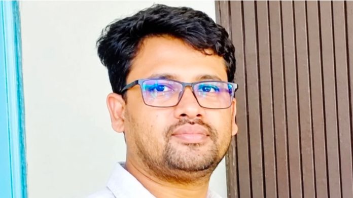 কুড়িগ্রামের রাজারহাটে এক ইউপি সদস্যকে নিজের স্বামী দাবি করে দুই নারীর মধ্যে প্রকাশ্য সড়কে মারামারির ঘটনা ঘটেছে