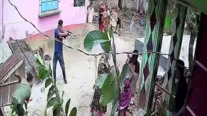 নোয়াখালীর বেগমগঞ্জ উপজেলার আমানউল্লাহপুর ইউনিয়নের লাকুড়িয়াকান্দি গ্রামে জমি নিয়ে বিরোধের জের ধরে অস্ত্রধারীদের নিয়ে হামলা ও ভাঙচুরের অভিযোগে তিনজনকে গ্রেপ্তার করেছে পুলিশ। গ্রেপ্তার ব্যক্তিরা হলেন—মজিব উল্যাহ, তার মেয়ের জামাই মো. ইস্রাফিল ও ইস্রাফিলের বাবা তোফায়েল আহমেদ। গতকাল বুধবার বিকালে তাদের আদালতে সোপর্দ করা হয়েছে।