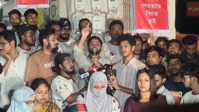 মঙ্গলবার (১৩ অক্টোবর) রাত সাড়ে ৮টার দিকে নীলফামারীর সৈয়দপুর থেকে ‘মার্চ ফর ইনসাফ’ কর্মসূচির অংশগ্রহণকারীরা রংপুর নগরীর লালবাগ এলাকায় পৌঁছান। পরে নগরীর গুরুত্বপূর্ণ সড়ক প্রদক্ষিণ শেষে কারমাইকেল কলেজের ফটকের সামনে সমাবেশ করেন তারা।