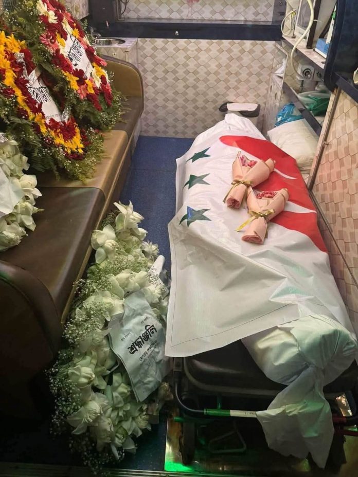 নিষিদ্ধ ছাত্রলীগের সাবেক কেন্দ্রীয় সাধারণ সম্পাদক মাহফুজুল হায়দার চৌধুরী রোটনের জানাজাকে কেন্দ্র করে রাজধানীর ধানমন্ডিতে উত্তেজনা, ধাওয়া-পাল্টা ধাওয়া ও মারধরের ঘটনা ঘটেছে। গতকাল রবিবার বিকালে ধানমন্ডির লেক সার্কাস এলাকার তাকওয়া জামে মসজিদে তার জানাজা হওয়ার কথা ছিল। তবে পুলিশের বাধায় মরদেহবাহী গাড়ি মসজিদ পর্যন্ত পৌঁছাতে পারেনি। এদিকে জানাজায় অংশ নিতে আসা আওয়ামী লীগ ও ছাত্রলীগের নেতাকর্মীদের সঙ্গে স্থানীয় রাজনৈতিক কর্মীদের বিরোধের জেরে কয়েকজন আহত হন বলে অভিযোগ পাওয়া গেছে। ঘটনাস্থল থেকে চারজনকে আটক করেছে পুলিশ।
