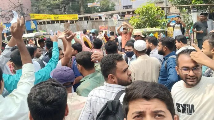 সহকারী উপজেলা যুব উন্নয়ন কর্মকর্তা নিয়োগ পরীক্ষায় প্রশ্নপত্র ফাঁসের প্রতিবাদে রাজধানীর মতিঝিলে যুব উন্নয়ন অধিদপ্তরের কার্যালয় ঘেরাও করেছে জাতীয় নাগরিক পার্টির (এনসিপি) যুব সংগঠন যুবশক্তি। এ সময় যুব ও ক্রীড়া প্রতিমন্ত্রী মো. আমিনুল হকের পদত্যাগসহ পাঁচ দফা দাবি জানিয়েছে সংগঠনটি। একই সঙ্গে প্রশ্নপত্র ফাঁসের ঘটনায় গঠিত তদন্ত কমিটি কাজ শুরু করেছে।